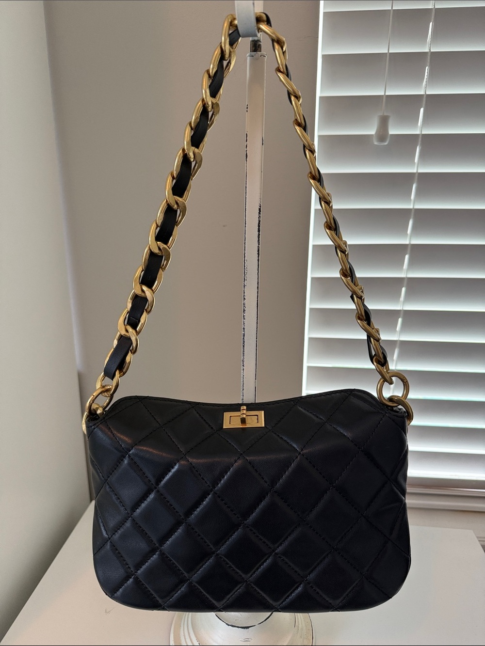 Classic Quilted Black Shoulder Bag with Gold Chain Accents - Picture 8 of 16